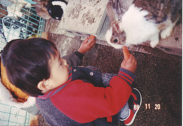 ウサギ エサやり（1988年11月）